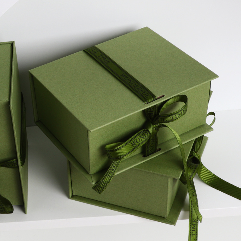 Caja de regalo personalizada en forma de libro con seda